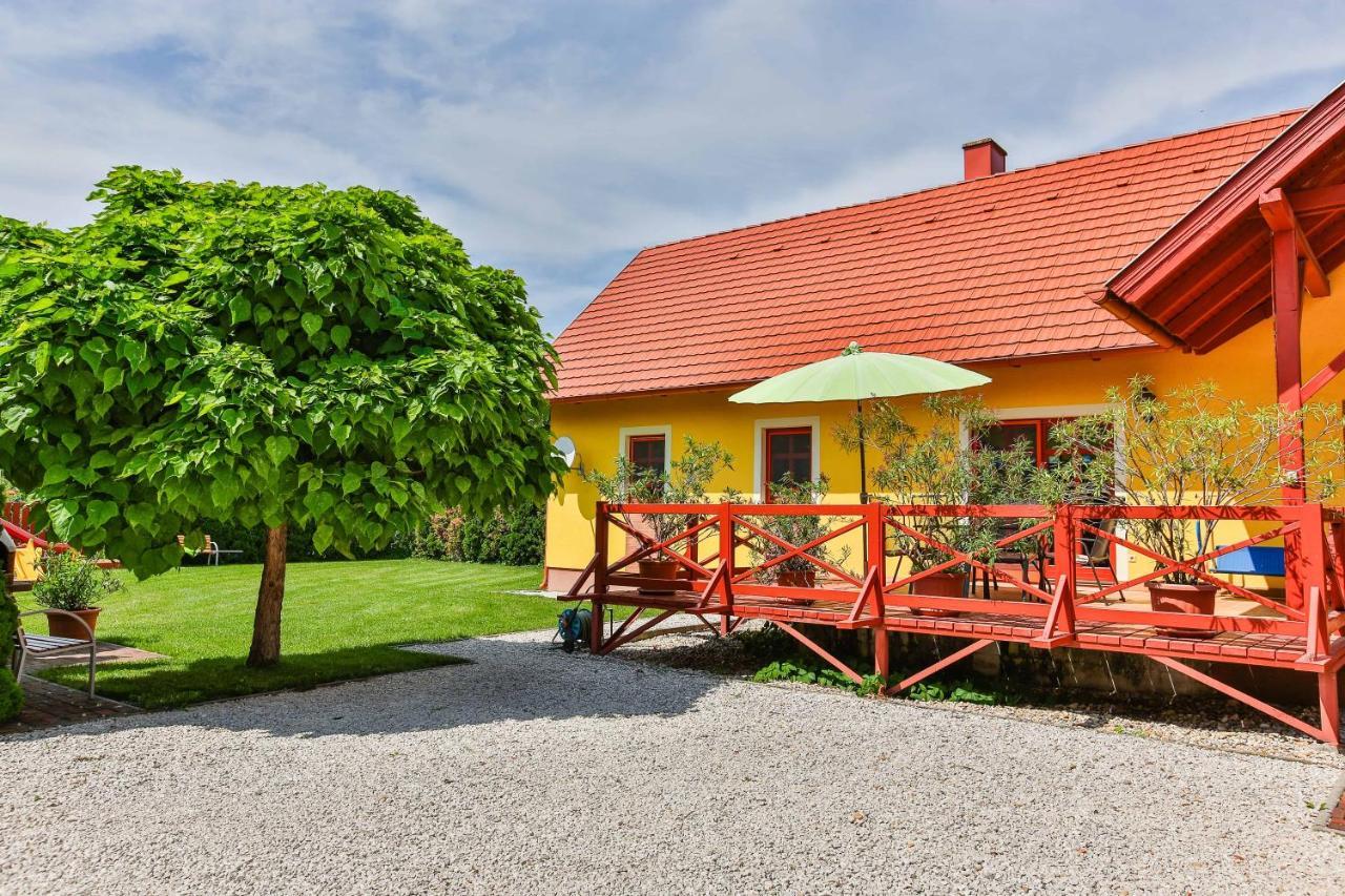 Sara-Lux Apartman Nyarliget Екстер'єр фото